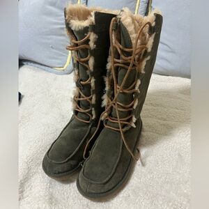 UGG Whitley Tall Lace Up Moccasin Boots In Olive Green - Size 7